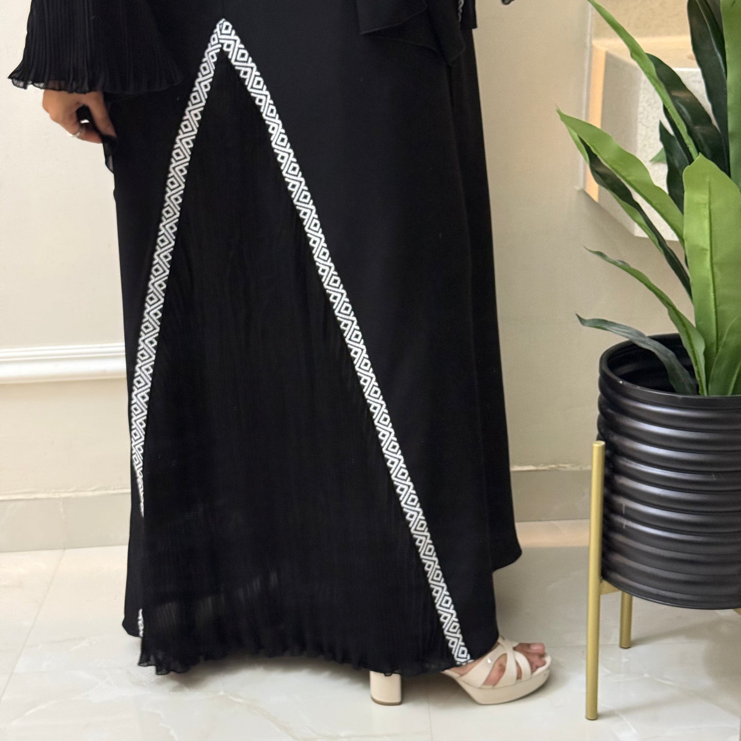 Black and white sadu abaya with waves side