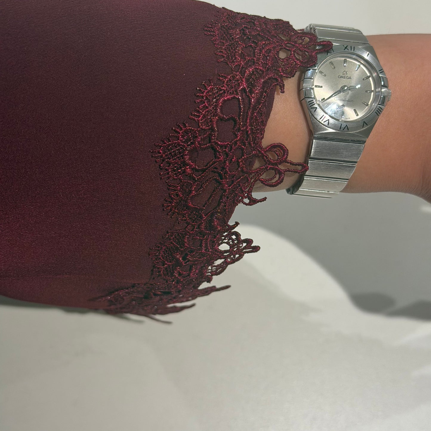 A dantel abaya with maroon fabric