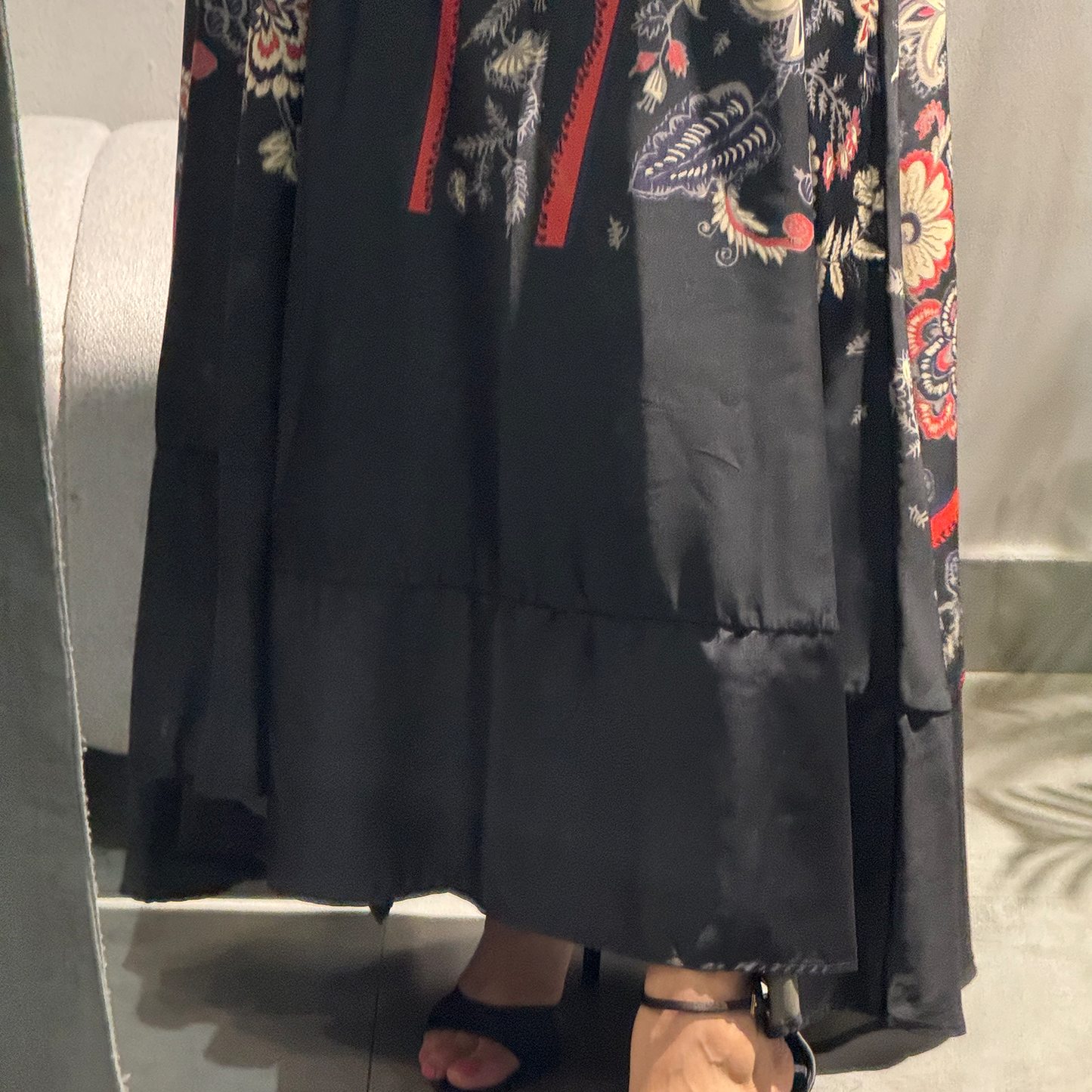 Abaya with red roses garden