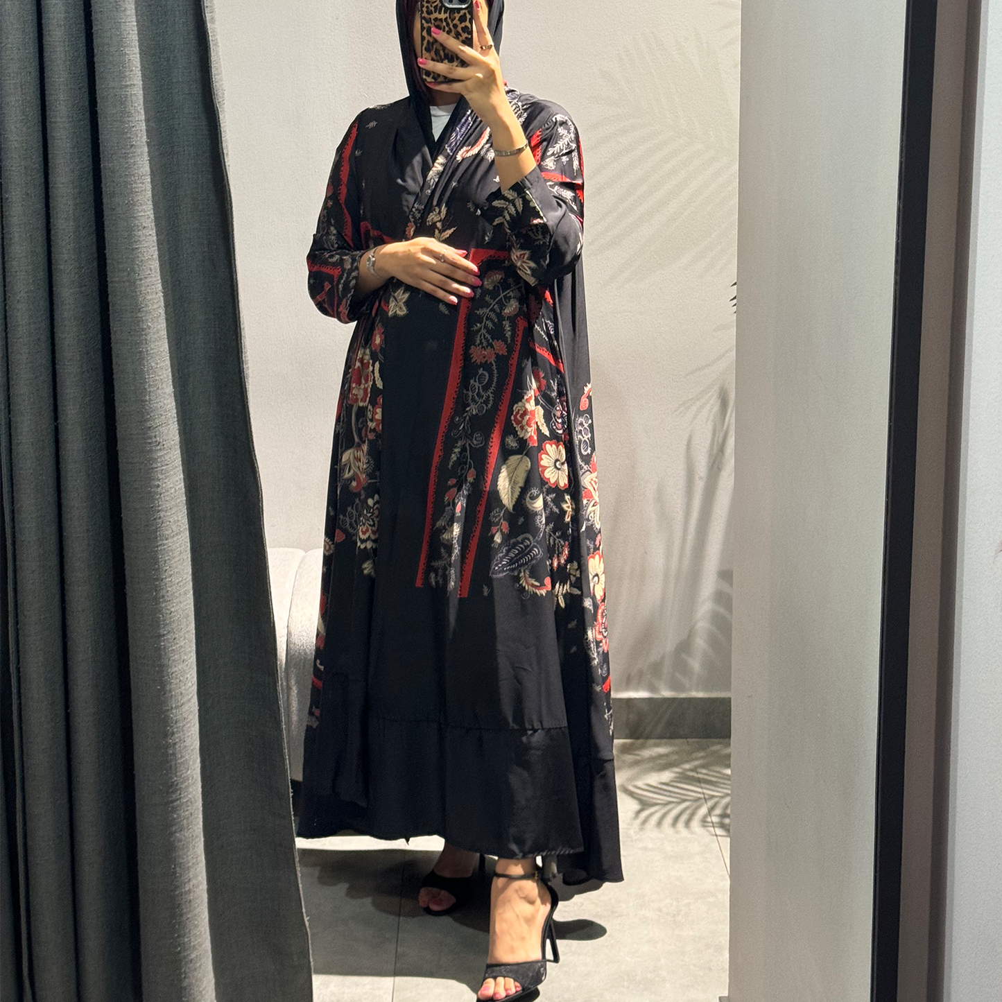 Abaya with red roses garden