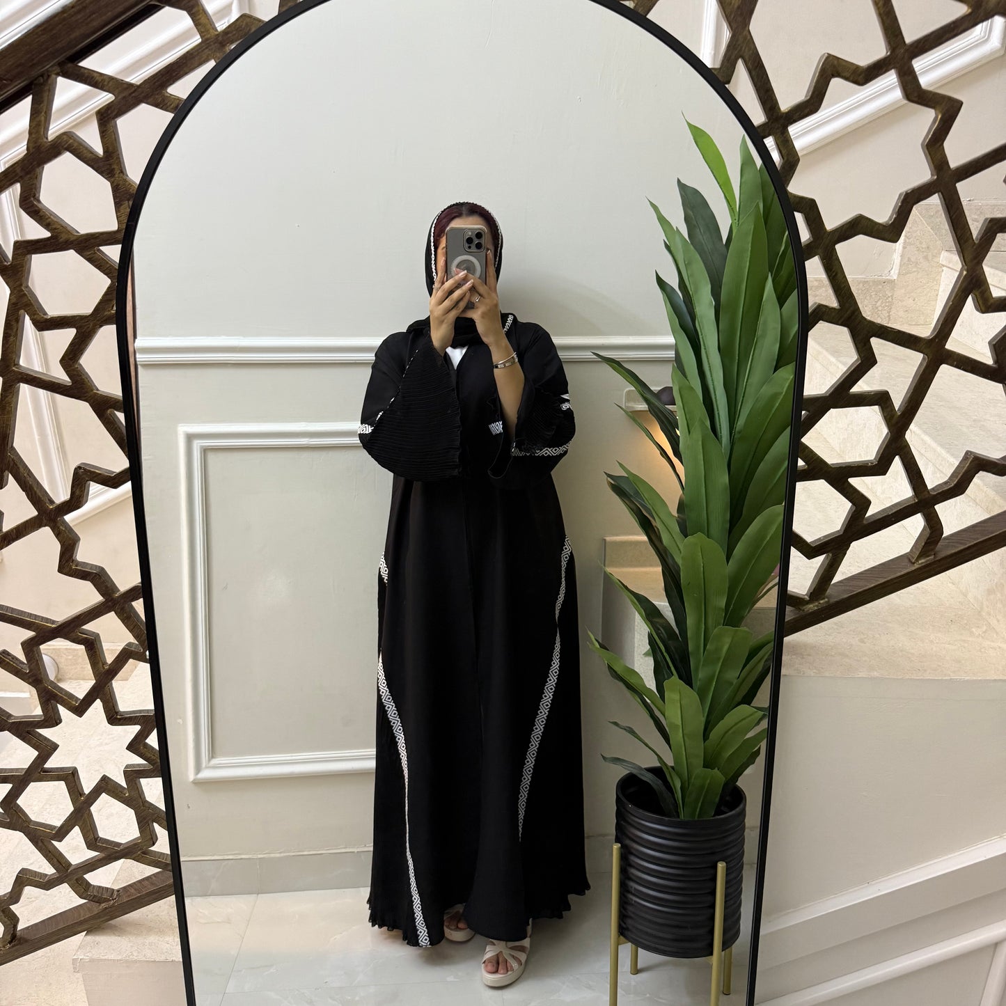 Black and white sadu abaya with waves side