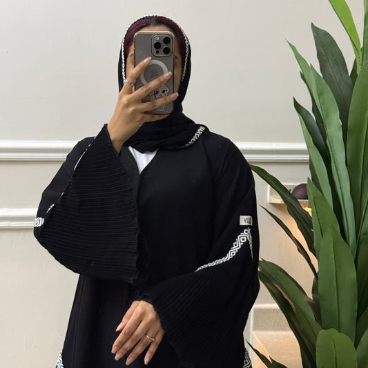 Black and white sadu abaya with waves side