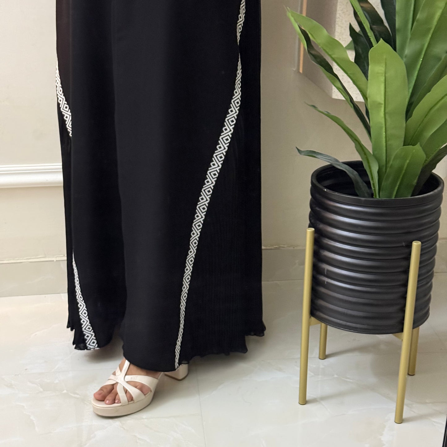 Black and white sadu abaya with waves side