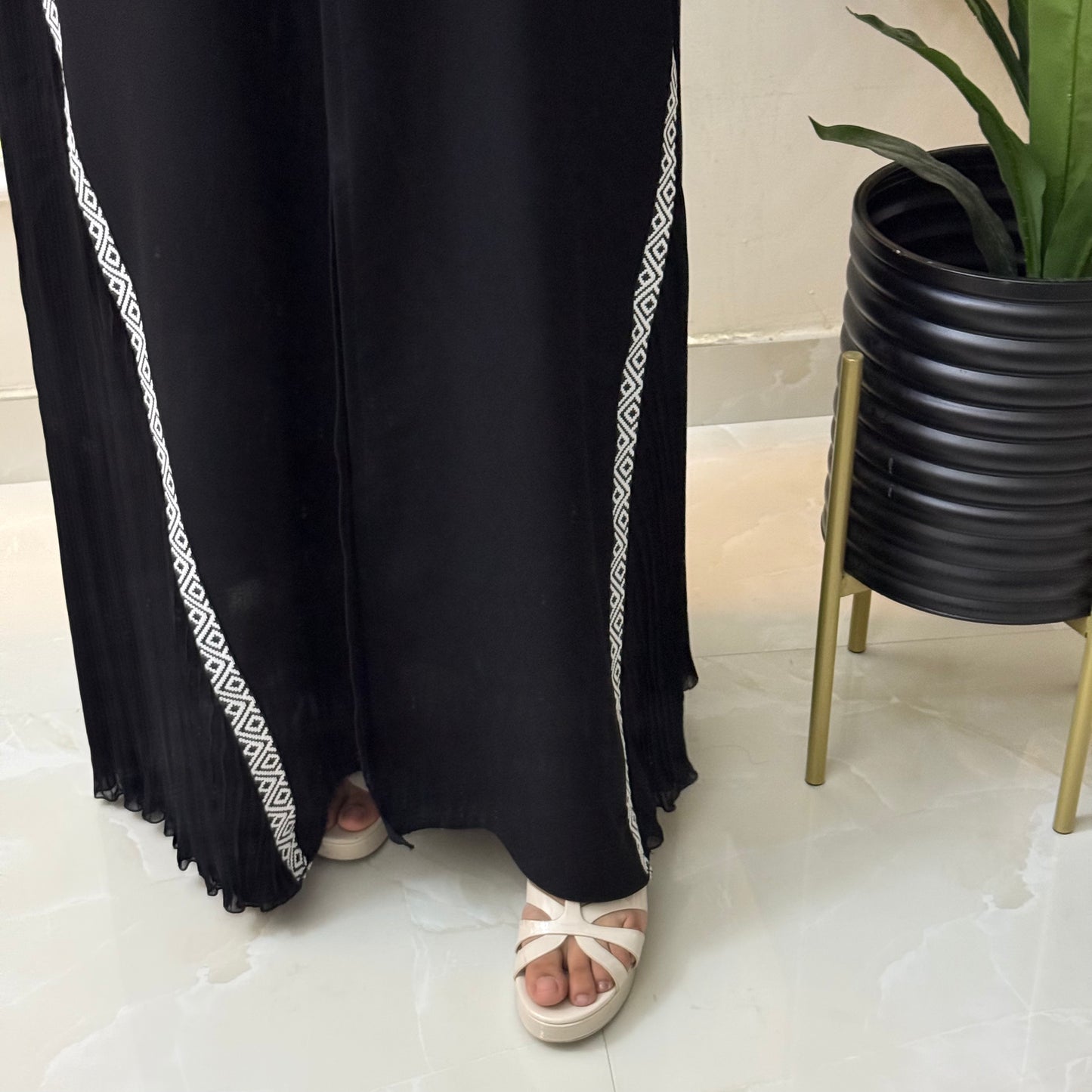 Black and white sadu abaya with waves side