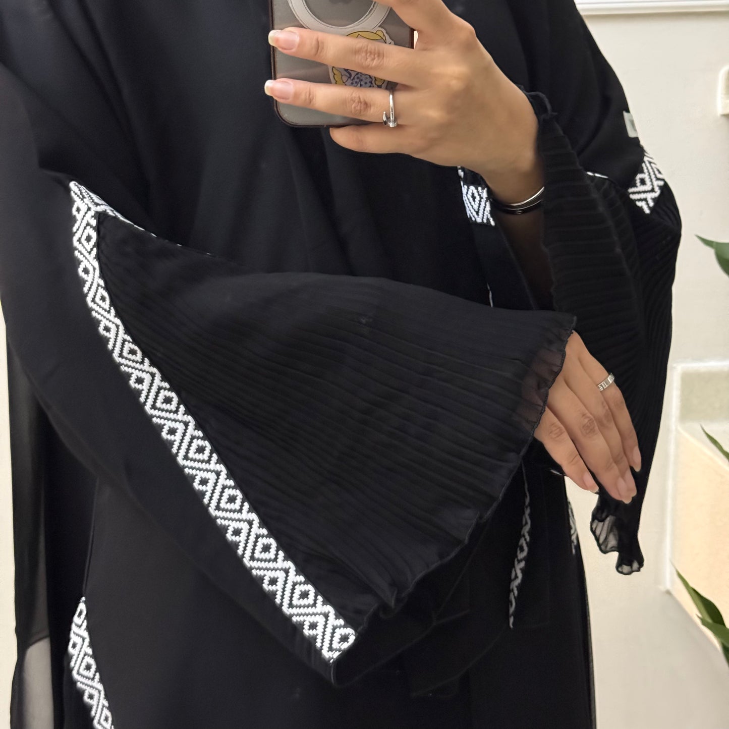 Black and white sadu abaya with waves side