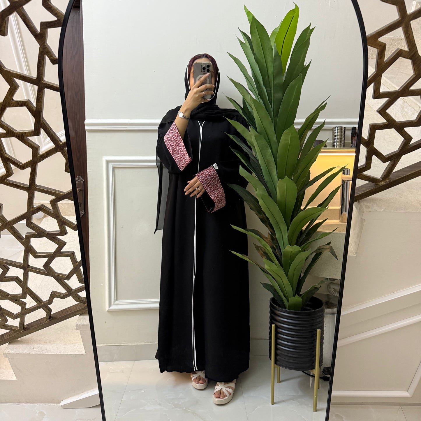 Red sadu abaya in crepe fabric