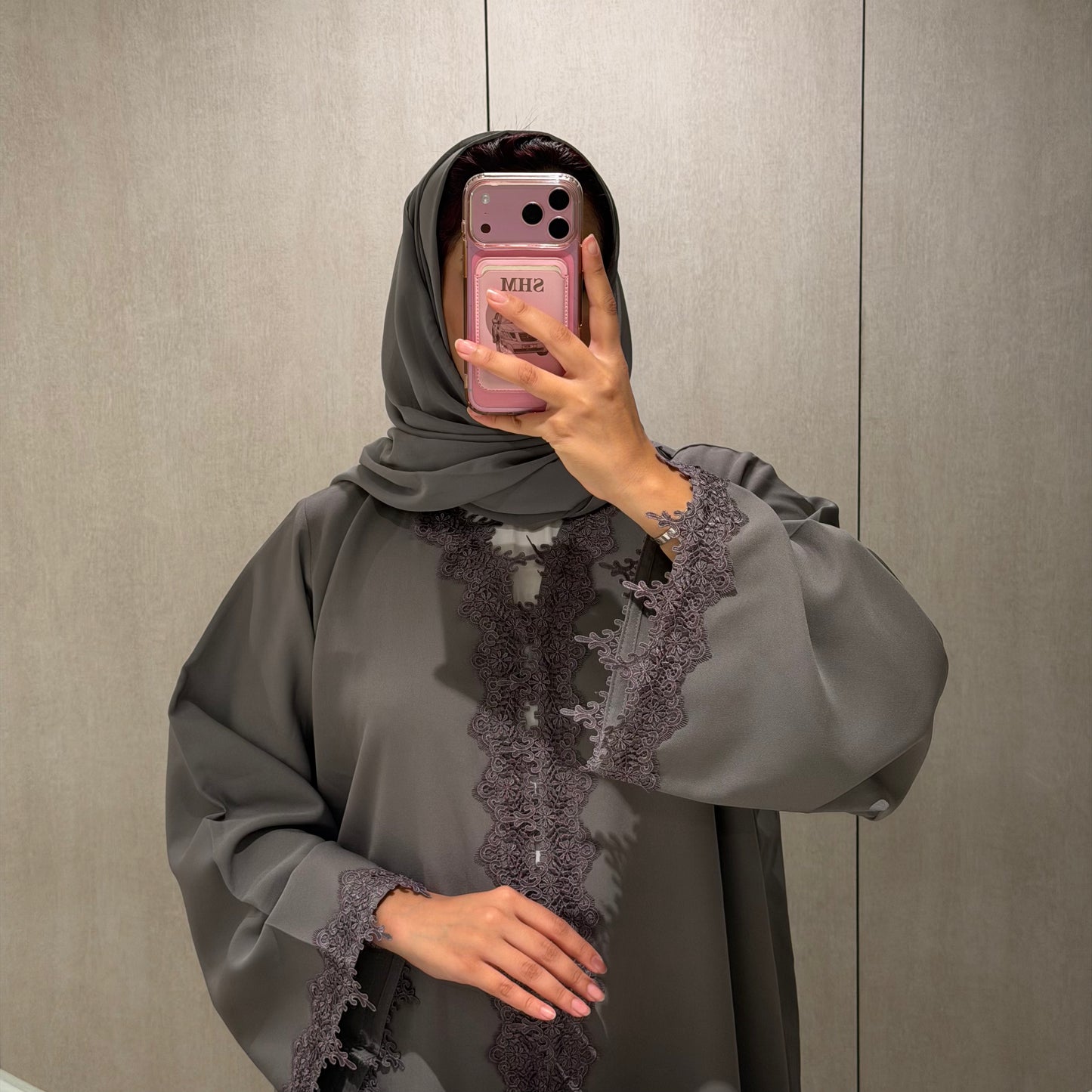 A dantel abaya with grey fabric