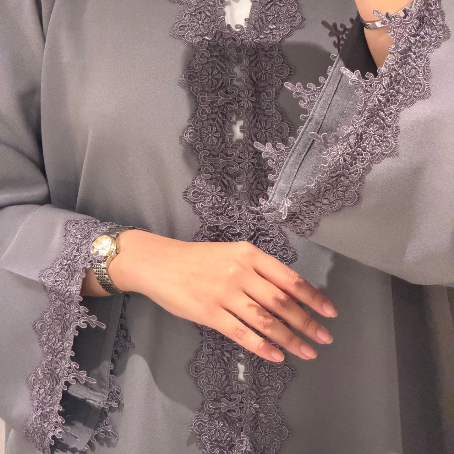 A dantel abaya with grey fabric