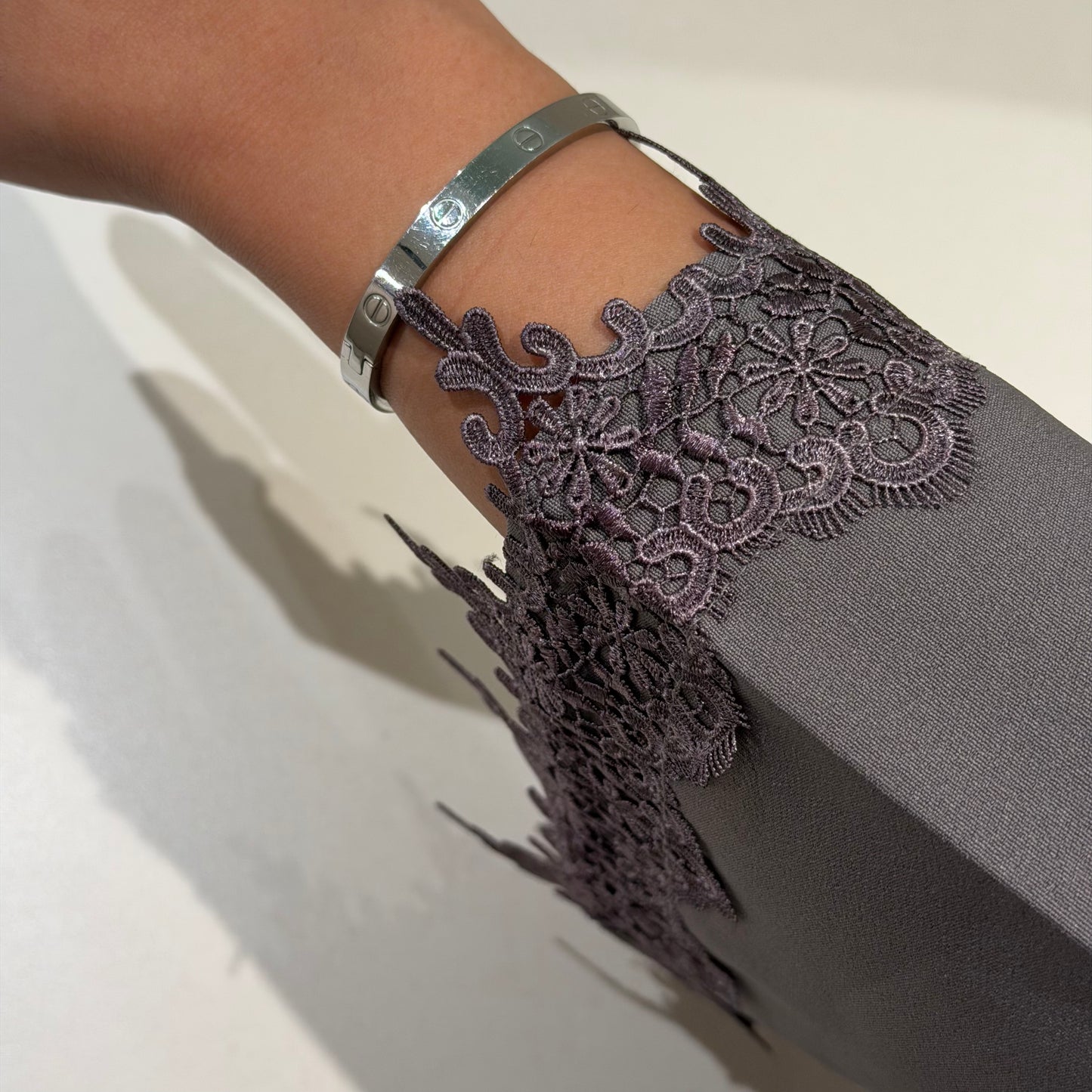 A dantel abaya with grey fabric