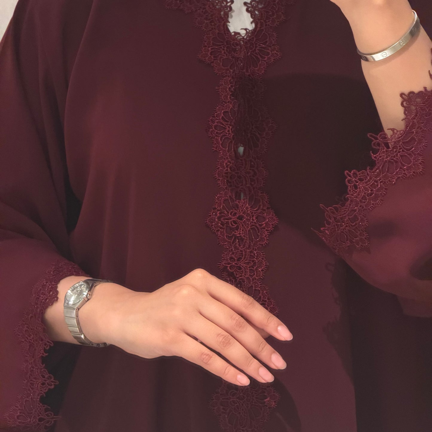 A dantel abaya with maroon fabric
