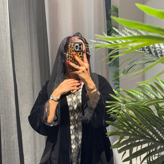 Velvet in Black with dantel