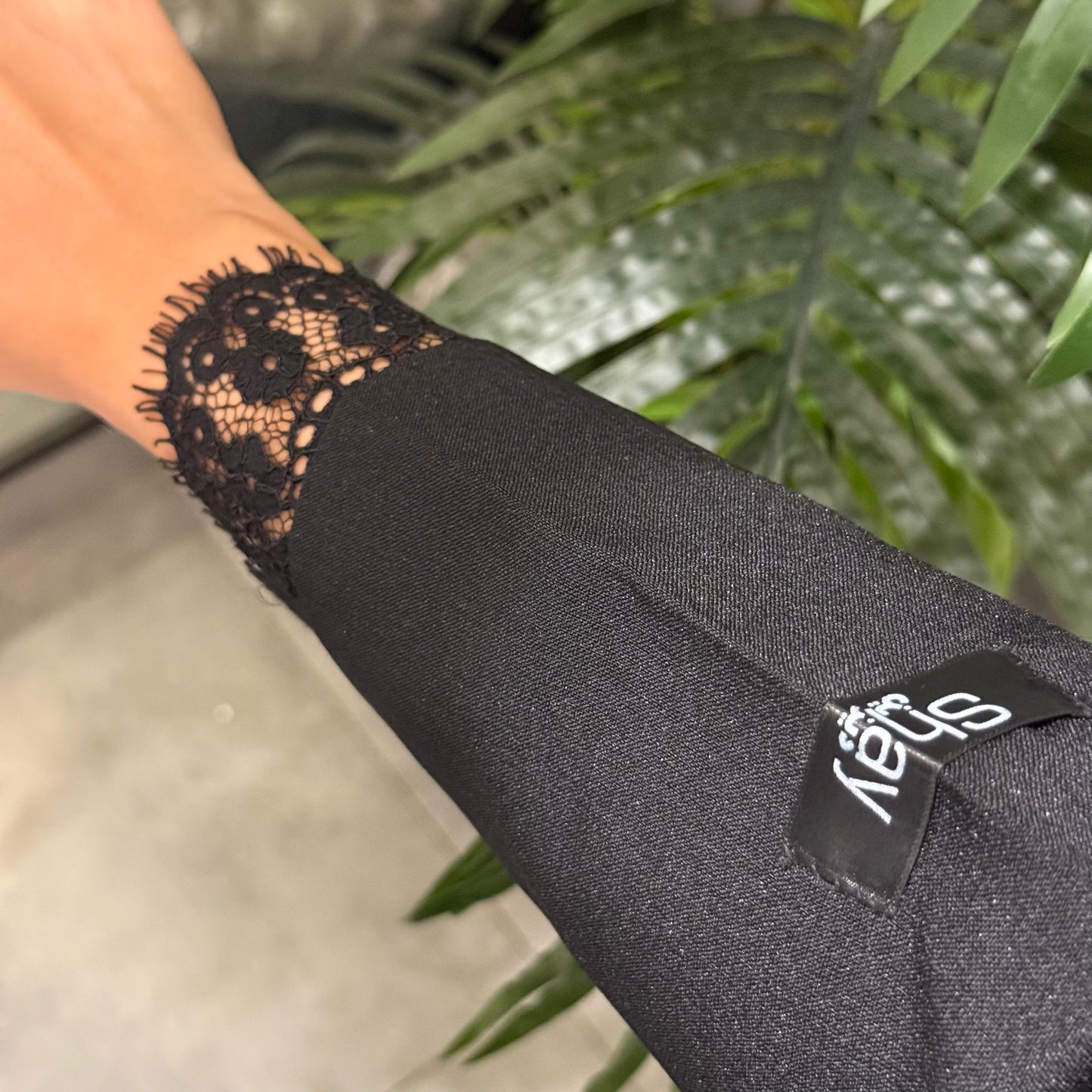 Abaya with black dantel and gold bottons