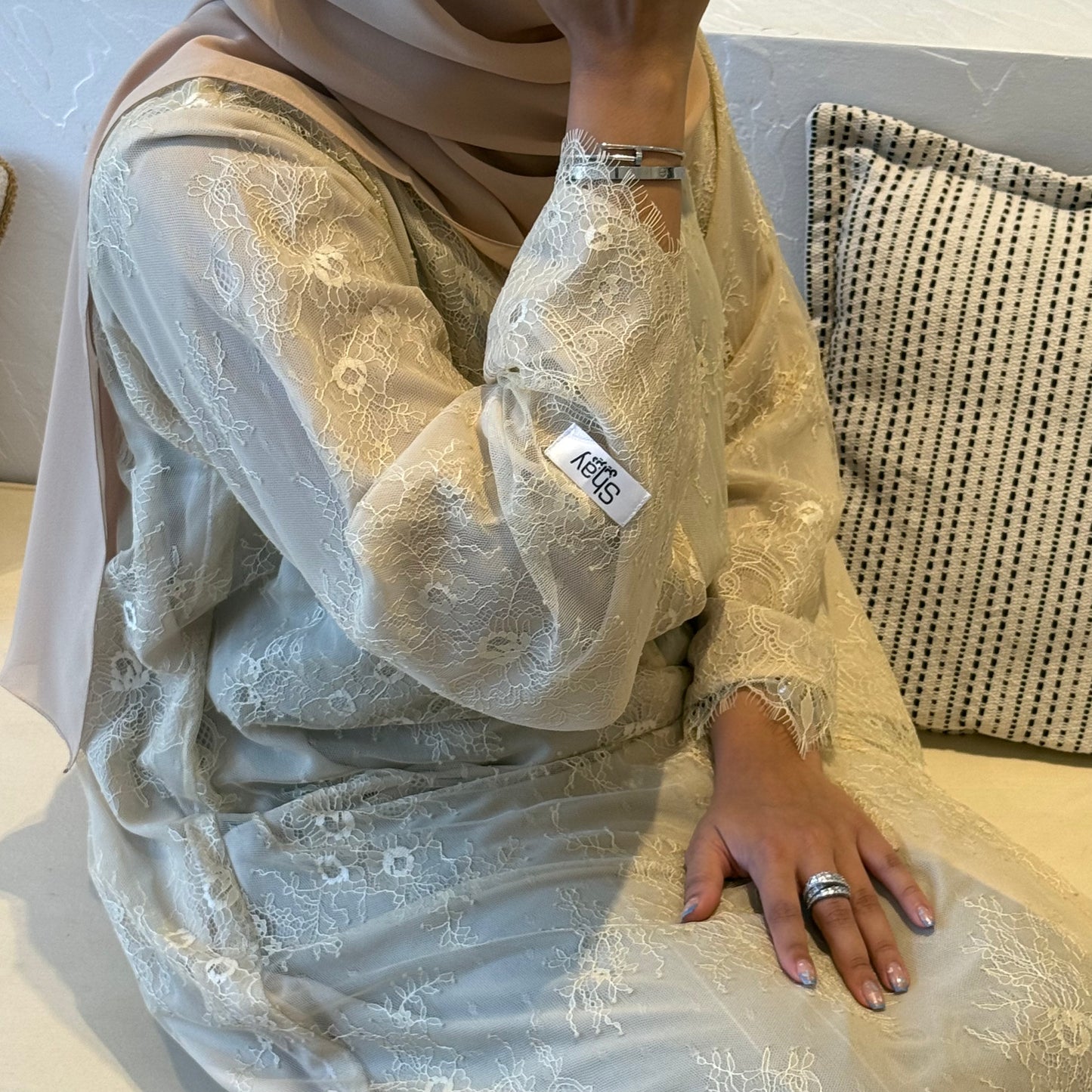Dantel abaya with beige fabric 2
