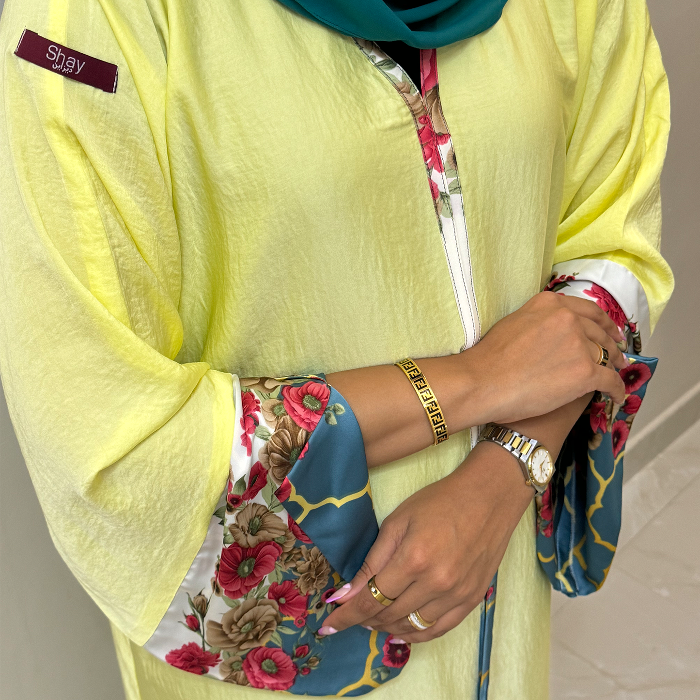 Flowered in blue sleeves